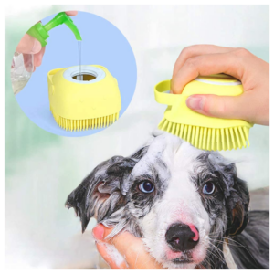 Un perro Golden Retriever siendo bañado con mucha espuma usando el cepillo dispensador, con expresión relajada.