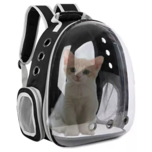 Mochila para mascotas estilo espacial con ventana frontal transparente y orificios de ventilación sobre fondo blanco.